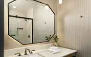 In-room Bathroom 4 Kimpton Hotel Monaco Denver (ex Hotel Monaco Denver a Kimpton Hotel)