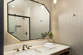 In-room Bathroom 4 Kimpton Hotel Monaco Denver (ex Hotel Monaco Denver a Kimpton Hotel)