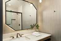 In-room Bathroom Kimpton Hotel Monaco Denver (ex Hotel Monaco Denver a Kimpton Hotel)