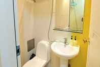 In-room Bathroom Yellow Brick2 Hostel