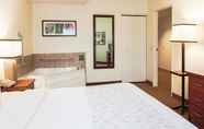 Bedroom 3 La Quinta Inn and Suites Chicago North Shore