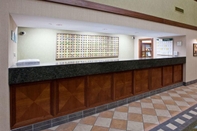 Lobby La Quinta Inn and Suites Chicago North Shore