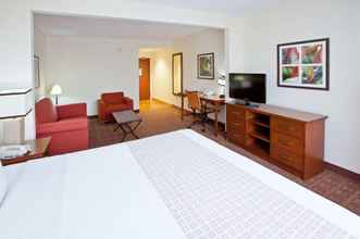 Bedroom 4 La Quinta Inn and Suites Chicago North Shore
