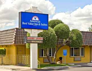 Bên ngoài 2 Rodeo Lodge (ex Americas Best Value Inn and Suites-Clovis/Fresno)