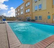 Swimming Pool 6 La Quinta Inn & Suites Pearland