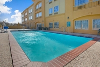 Swimming Pool La Quinta Inn & Suites Pearland