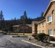 Luar Bangunan 5 Vista Yosemite Inn Oakhurst (ex. Americas Best Value Inn Yosemite South Gate)