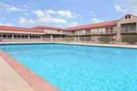 Kolam Renang Whitten Inn Oklahoma (ex Ramada Clinton)