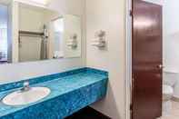 Toilet Kamar Rodeway Inn and Suites SW Parkway