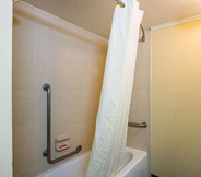 In-room Bathroom 3 Econo Lodge Garden City GA