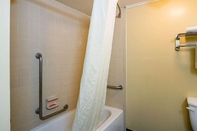 In-room Bathroom Econo Lodge Garden City GA