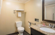 In-room Bathroom 5 Econo Lodge Garden City GA