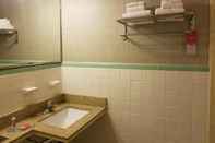 Phòng tắm bên trong Econo Lodge Newton Falls