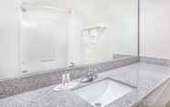 Toilet Kamar 4 SureStay Hotel by Best Western Morganton