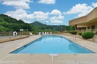 Swimming Pool Clarion Pointe Sylva near Cherokee Area (ex. Quality Inn)