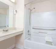 In-room Bathroom 6 American Inn and Suites Dundee (ex Days Inn and Suites)