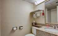 In-room Bathroom 7 Red Carpet Inn Whippany (ex. Americas Best Value Inn)