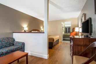 Kamar Tidur 4 Econo Lodge Inn and Suites