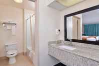 In-room Bathroom Baymont by Wyndham Acworth (ex Americas Best Value Inn-Acworth/Kennesaw)