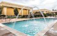 Swimming Pool 6 Quality Inn and Suites Statesboro