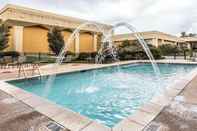 Swimming Pool Quality Inn and Suites Statesboro