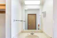 In-room Bathroom Comfort Inn Racine - Mount Pleasant (ex Super 8 Racine)