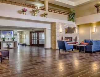 Lobby 2 Comfort Inn and Suites Grafton Cedarburg