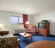 Common Space 6 Red Roof Inn Auburn (ex Super 8 Auburn)