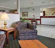 Lobby 7 Red Roof Inn Auburn (ex Super 8 Auburn)