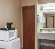 Bedroom 6 Days Inn - Elkton