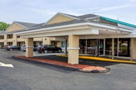 Exterior Quality Inn Waterbury