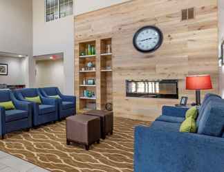 Lobby 2 Comfort Inn and Suites High Point - Archdale (Ex Country Inn and Suites By Radisson)