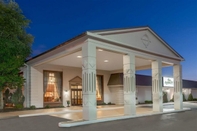 Bangunan Ramada Plaza Louisville Hotel and Conference Center