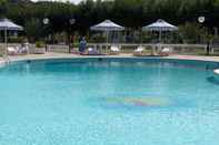 Kolam Renang Holiday Beach Motel