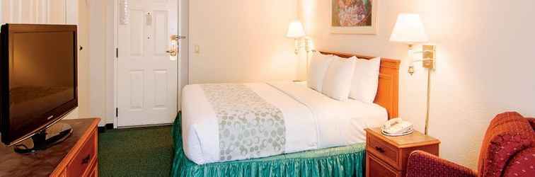 Bedroom Days Inn & Suites by Wyndham Arlington Heights