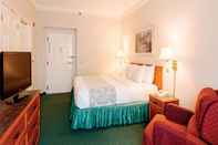 Bedroom Days Inn & Suites by Wyndham Arlington Heights