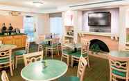 Restaurant 4 Days Inn & Suites by Wyndham Arlington Heights