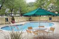สระว่ายน้ำ Days Inn & Suites by Wyndham Arlington Heights
