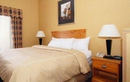 Bedroom 2 Fairfield Inn and Suites Louisville Airport (ex. Comfort Inn and Suites Airport and Expo)