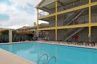 Swimming Pool Super 8 By Wyndham Metairie