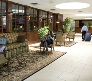 Lobi 2 Delta Hotels By Marriott Utica