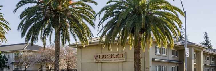 Exterior Lions Gate Hotel