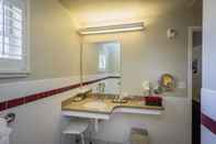 Toilet Kamar Lions Gate Hotel