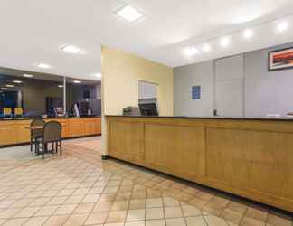 Lobi 2 Travelodge Fredericksburg South