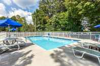 Swimming Pool Econo Lodge Cleveland