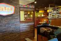Bar, Cafe and Lounge Ramada by Wyndham Medford Hotel and Conference Center