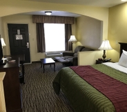 Bedroom 2 Econo Lodge Inn and Suites (ex Americas Best Value Inn and Suites Jackson Coliseum)