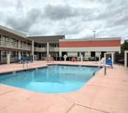 Swimming Pool 2 Motel 6 Tupelo