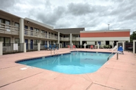 Swimming Pool Motel 6 Tupelo