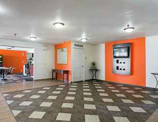 Lobby 2 Motel 6 Rockford